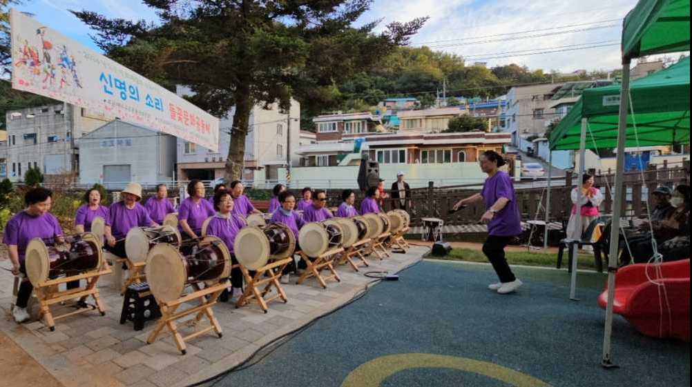 ▲ 2일 들꽃공원에서 열린 마을문화행사를 주민들이 관람하고 있다