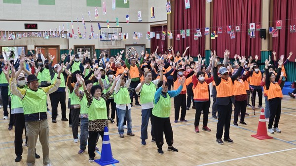 ▲ 운동회 시작 전 준비 운동 