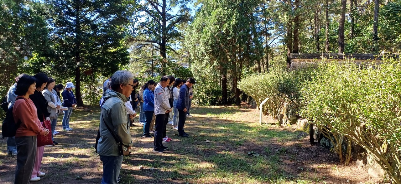 ▲연수생들이 석주관성의 칠의사 단(임진왜란, 정유재란 당시 의병을 기리는 단) 앞에서 의병들을 추모하고 있다. ⓒ전남교육청