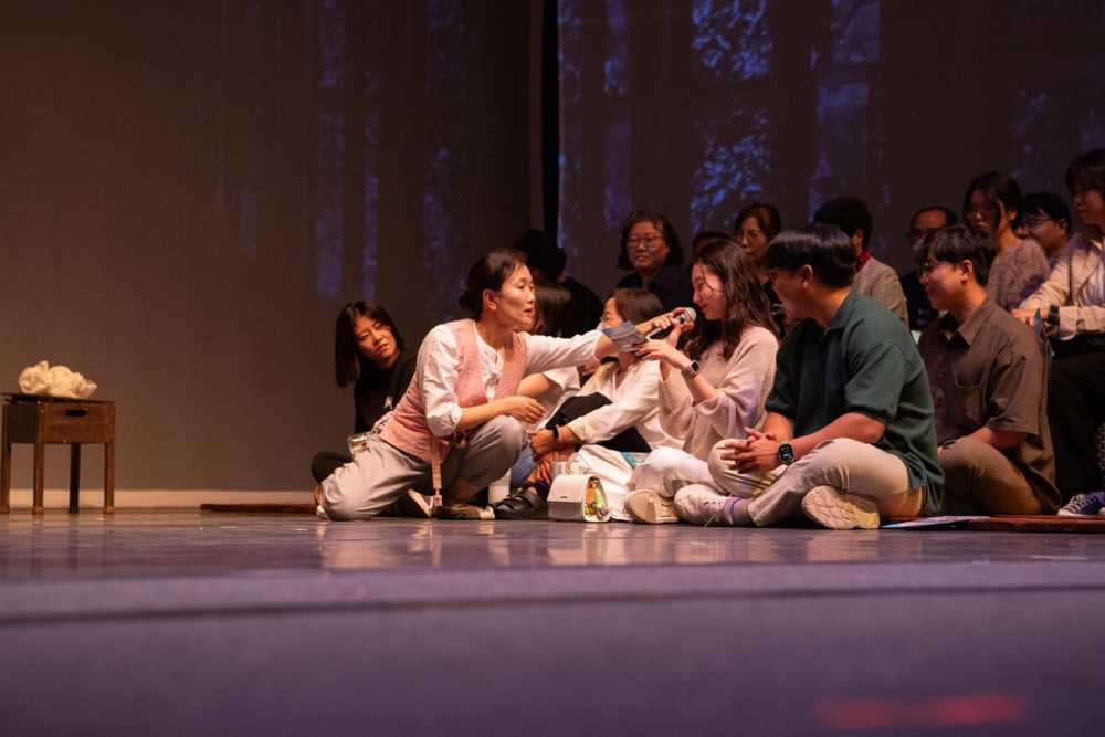 ▲연수생들이 5일 곡성기차마을에서 열린 ‘심청길 비밀 레시피’ 공연에 참여하고 있다.