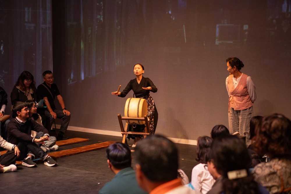 ▲연수생들이 5일 곡성기차마을에서 열린 ‘심청길 비밀 레시피’ 공연에 참여하고 있다.