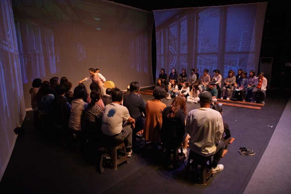 ▲연수생들이 5일 곡성기차마을에서 열린 ‘심청길 비밀 레시피’ 공연에 참여하고 있다.