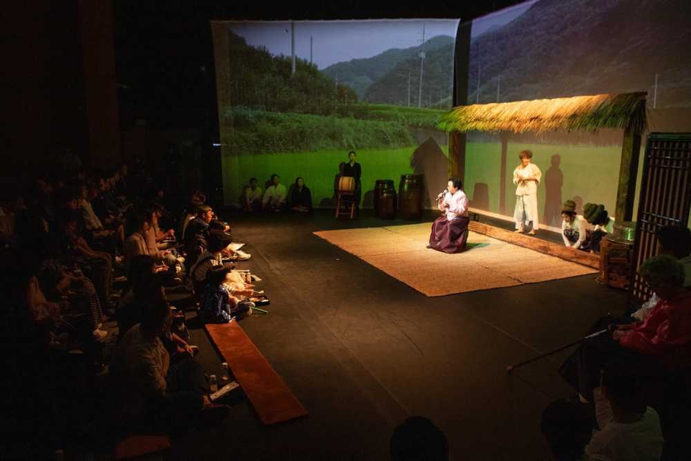 ▲연수생들이 5일 곡성기차마을에서 열린 ‘심청길 비밀 레시피’ 공연에 참여하고 있다.