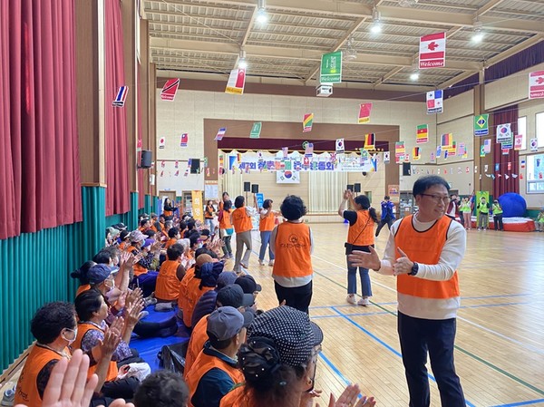 ▲ 행사진행을 돕고 있는 한영대학교 사회복지과 자원봉사자들