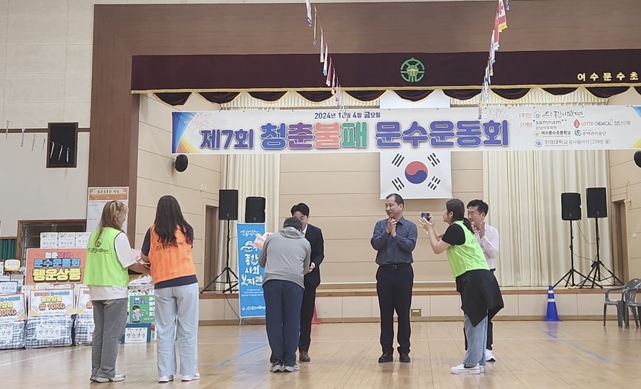 ▲ 감사패를 받고 있는 한영대학교 사회복지과 노재현 교수