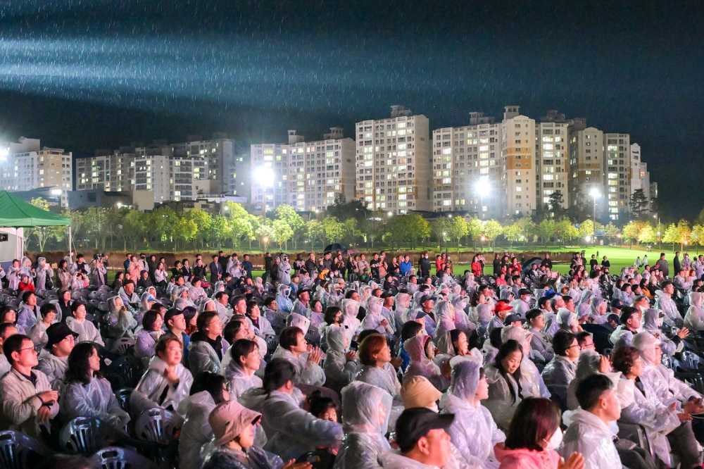 ▲  순천 세계유산축전 기념식 공연을 관람하는 시민