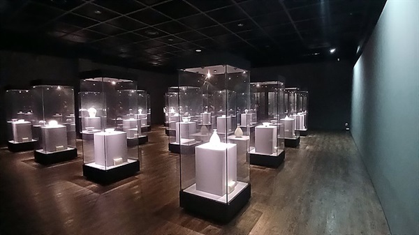 ▲ 전시실에 전시된 고급 도자기 모습들 ⓒ 오문수