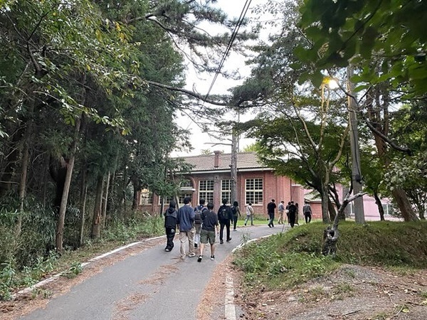 ▲국제학술대회에 참가한 일행이 소록도 시설을 돌아보고 있다. ⓒ 오문수