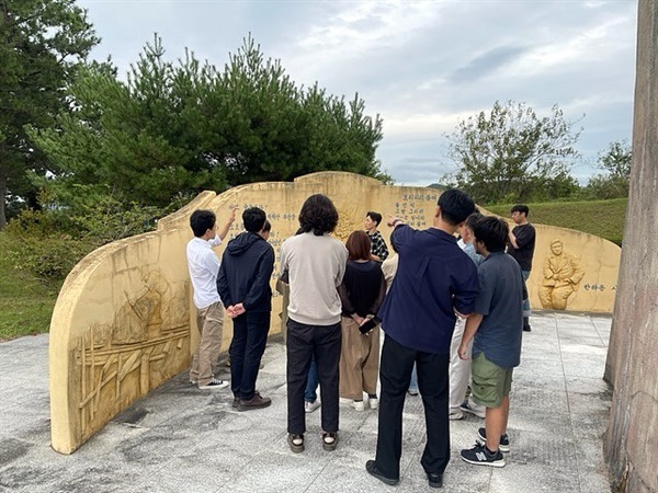 ▲오마도간척기념공원을 방문한 국제학술대회 학자 일행이 설명을 듣고있는 모습 ⓒ 오문수