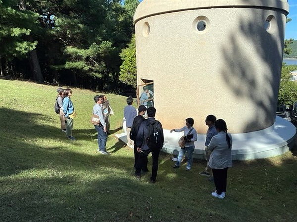 ▲국제학술대회 참가자 소록도를 방문한 일행이 돌아가신 한센인들의 영령을 모신 만령당을 돌아보는 모습. 현재 11,117기의 위패가 모셔져 있다. ⓒ 오문수