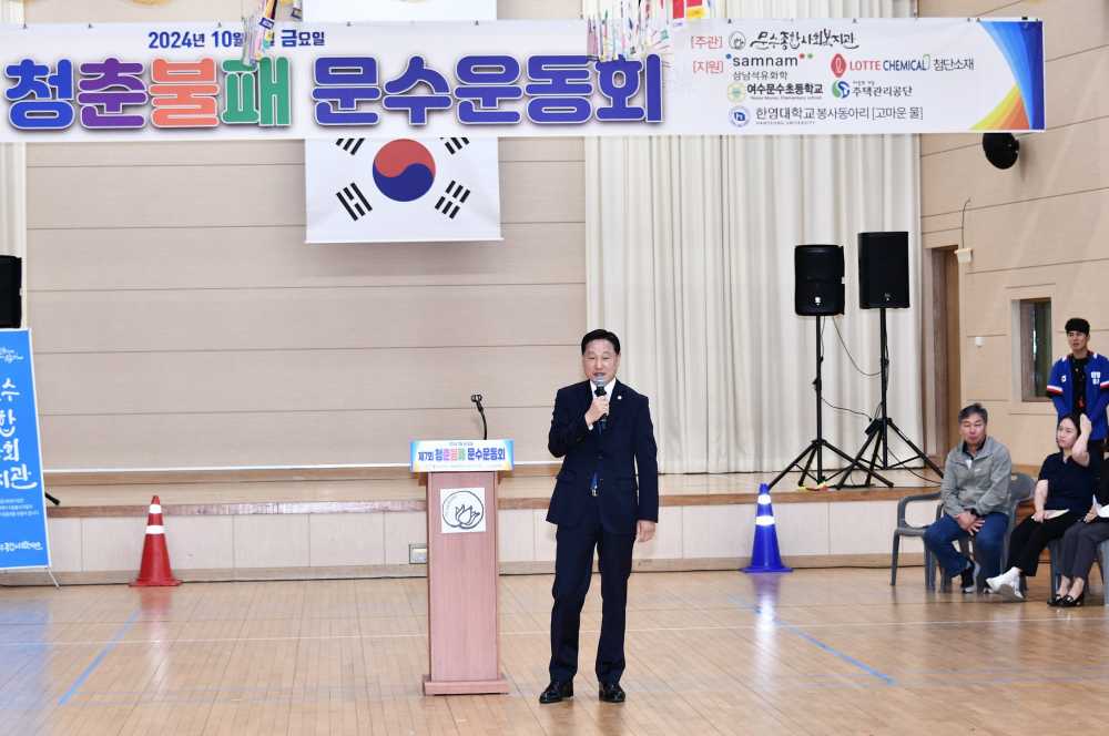 ▲ 강문성 의원이 보행약자 복지향상 공로 감사패를 수상하고 소감을 말하고 있다.