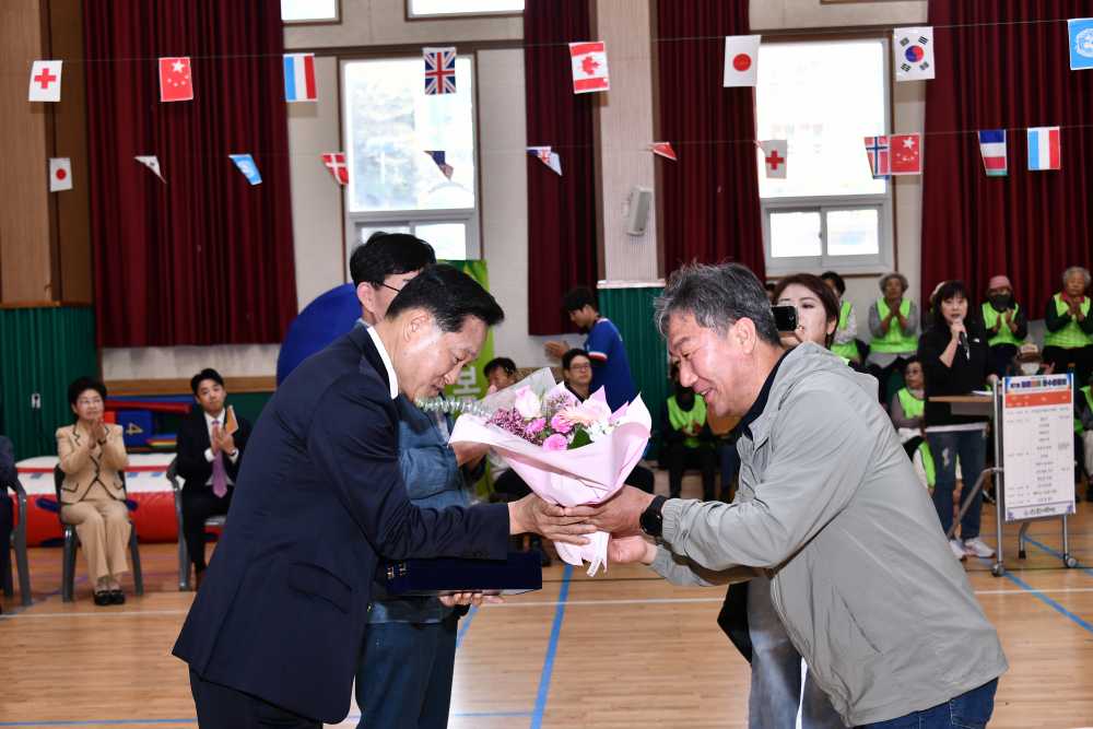 ▲강문성 의원이 보행약자 복지향상 공로 감사패 수상했다.