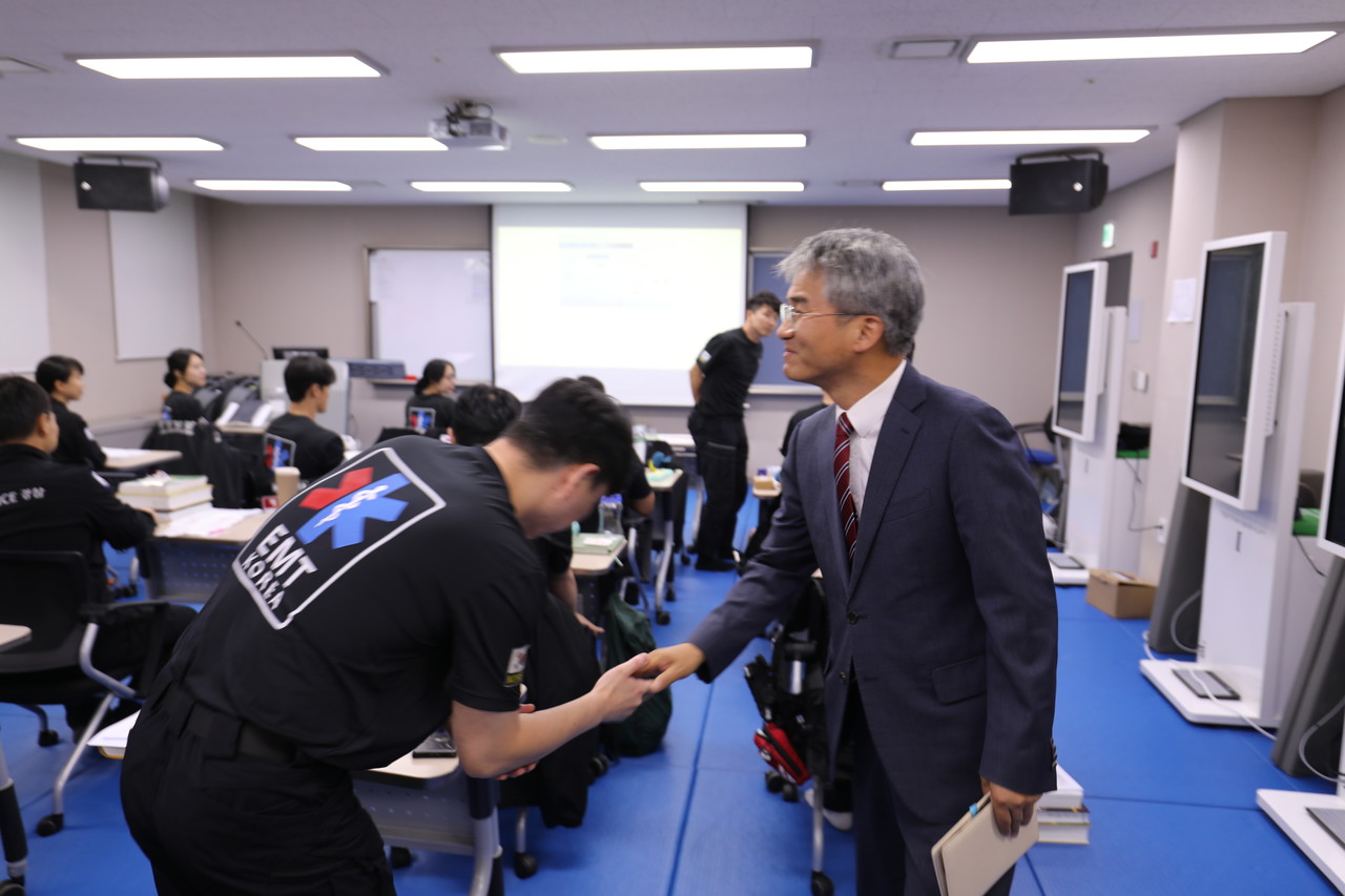 ▲교육 중인 산림청 직원들 격려차 항공본부장 방문 ⓒ해양경찰교육원
