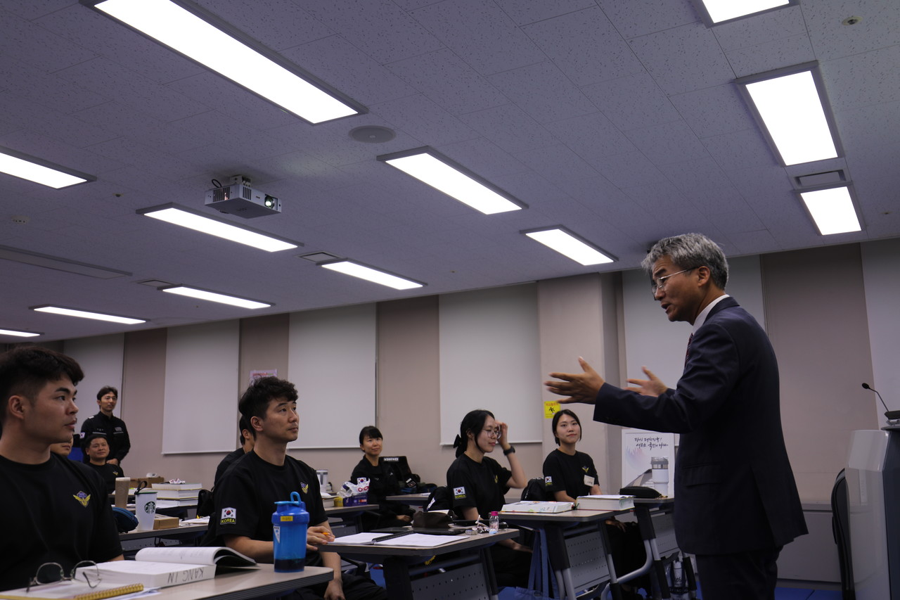 ▲ 교육 중인 산림청 직원들 격려차 항공본부장 방문 ⓒ해양경찰교육원