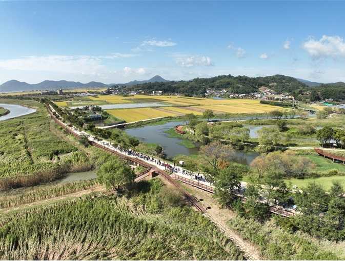 ▲람사르길을 걷는 투어 참가자들