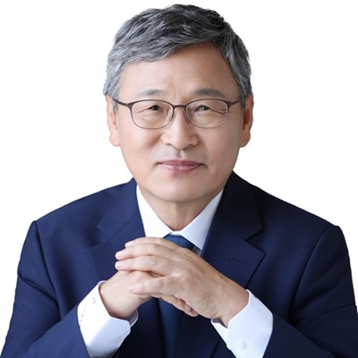 ▲문재인 정부 시절에 이어 윤석열 정부 초기 진실화해를위한과거사정리위원회 위원장을 역임한 정근식 후보의 모습  ⓒ 정근식 선대위 제공