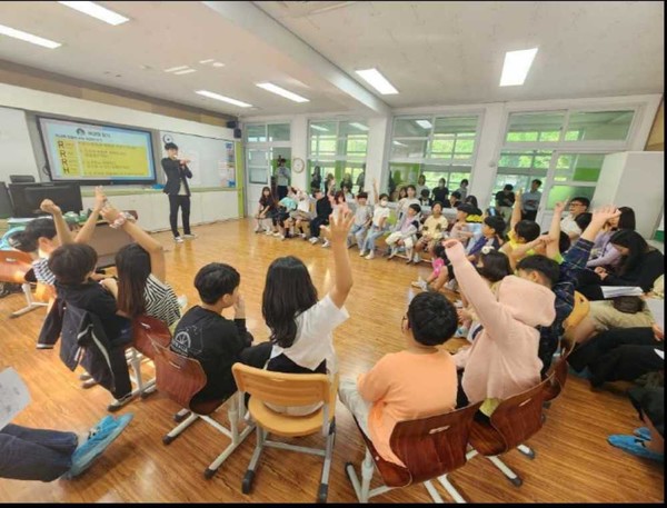 ▲ 고중선 교사가 공개 수업을 진행하고 있다. ⓒ전남교육청,