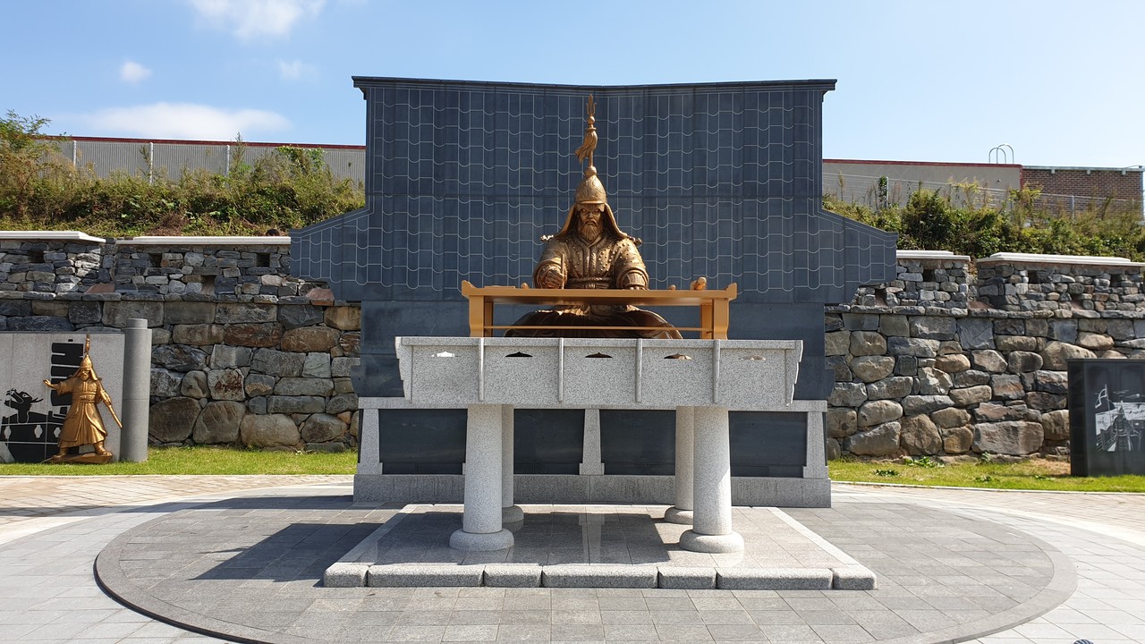 ▲ 보성 이순신공원. 수군철폐령에 맞선 이순신이 '신에게는 아직 열두 척의 배가 있다'는 장계를 쓰는 장면을 나타내고 있다.ⓒ이돈삼