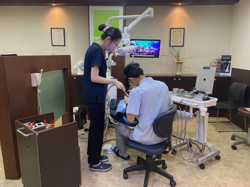 ▲치과치료지원 사업에 참여한 아동이 치과 치료를 받고 있는 모습 ⓒ쌍봉복지관