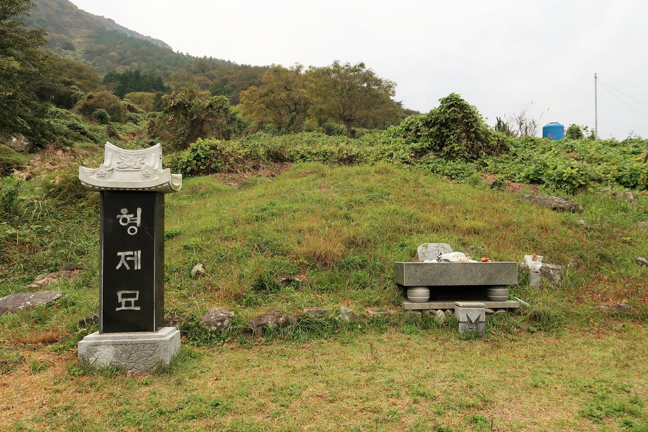 ▲여수시 만성리 학살지의 형제묘다. 학살 후 시신을 찾을 길이 없던 유족들이 죽어서라도 형제처럼 함께 있으라고 ‘형제묘’라 이름 붙였다. ⓒ이돈삼