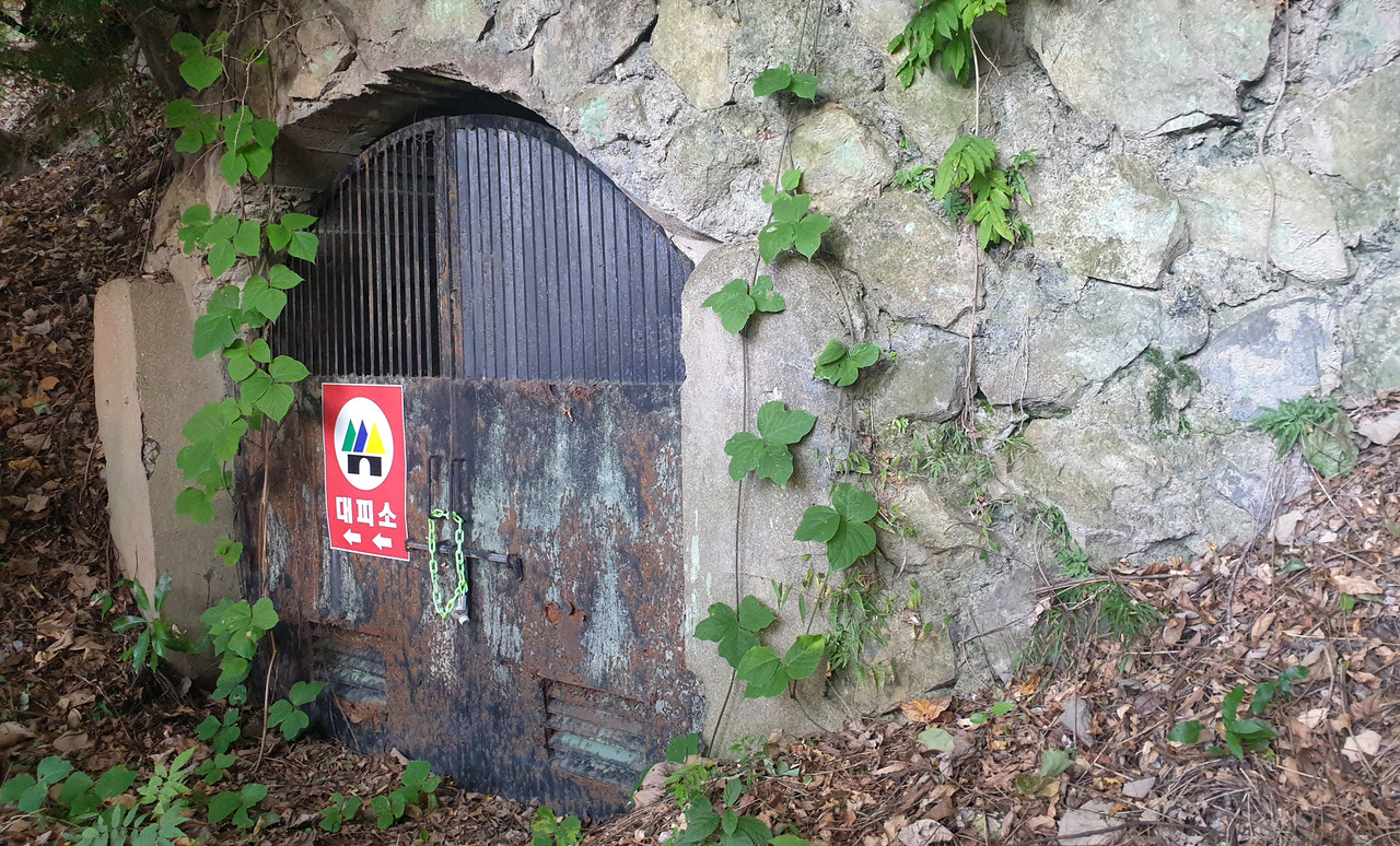 ▲여수 신월동 한국화약 여수공장 입구에 있는 여순사건 유적지, 일제강점기에 만들어진 14연대 주둔지 지하벙커다.  ⓒ이돈삼