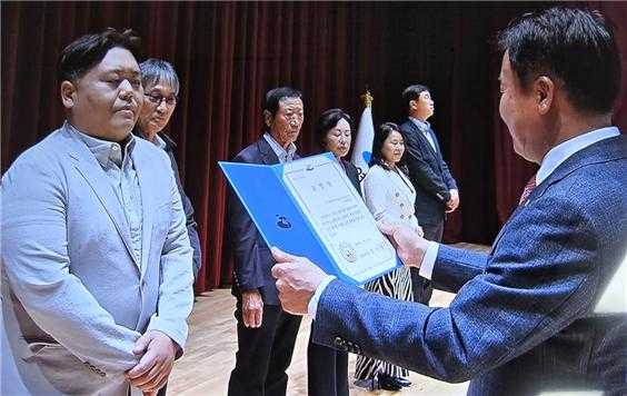 ▲ 전남대 여수창업보육센터 구병우 실장,여수시 표창을 받았다.ⓒ전남대학교