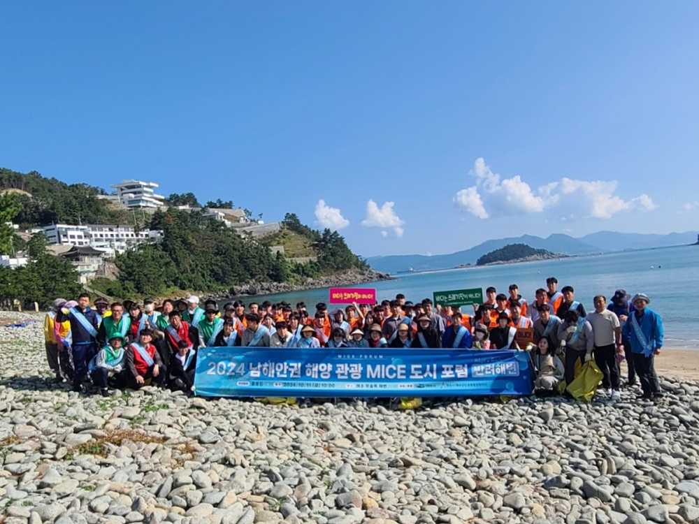 ▲지난 11일 돌산 무슬목해변에서 ‘플로깅’ 활동 ⓒ여수시청