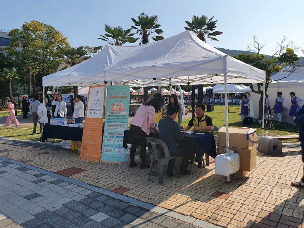 ▲ 여수시보건소는 제12회 호스피스의 날을 맞아 호스피스·완화의료 및 연명의료에 대한 사회적 공감대 형성을 위해 지난 11일 미평공원에서 홍보 캠페인을 펼쳤다.ⓒ여수시청