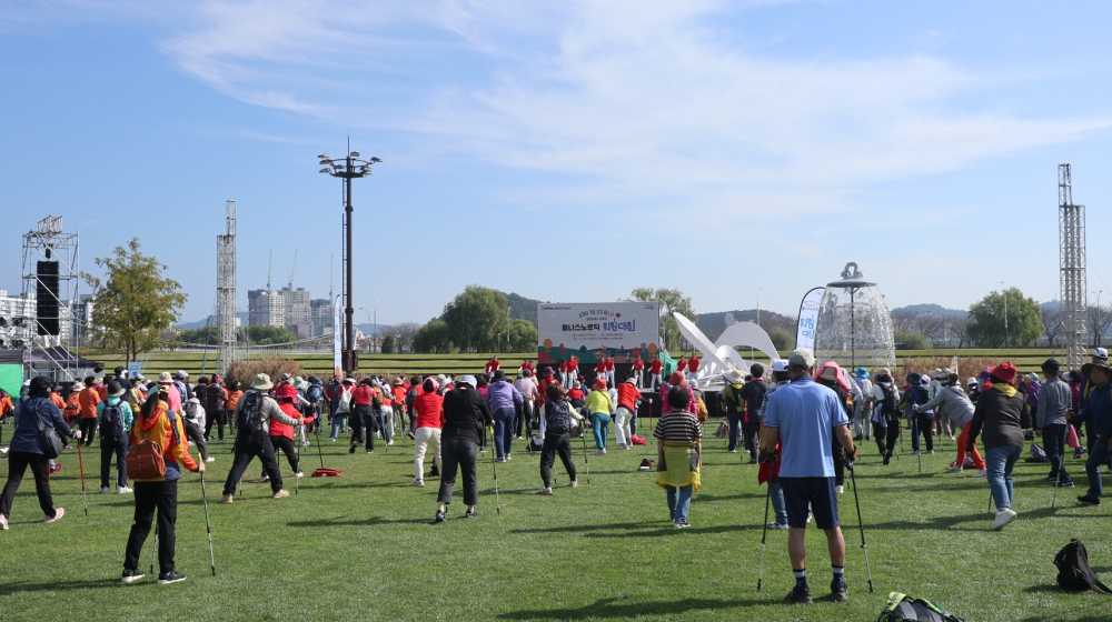 ▲지난 12일 제2회 웰니스 노르딕 워킹 대회 참가자들이 걷기 전 스트레칭을 하고 있다 ⓒ순천시청