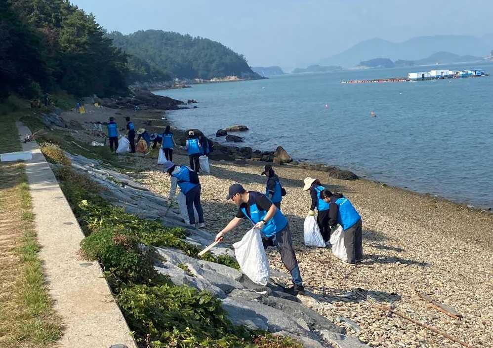 ▲ 하화도 환경정화 활동사진ⓒ여수시도시관리공단