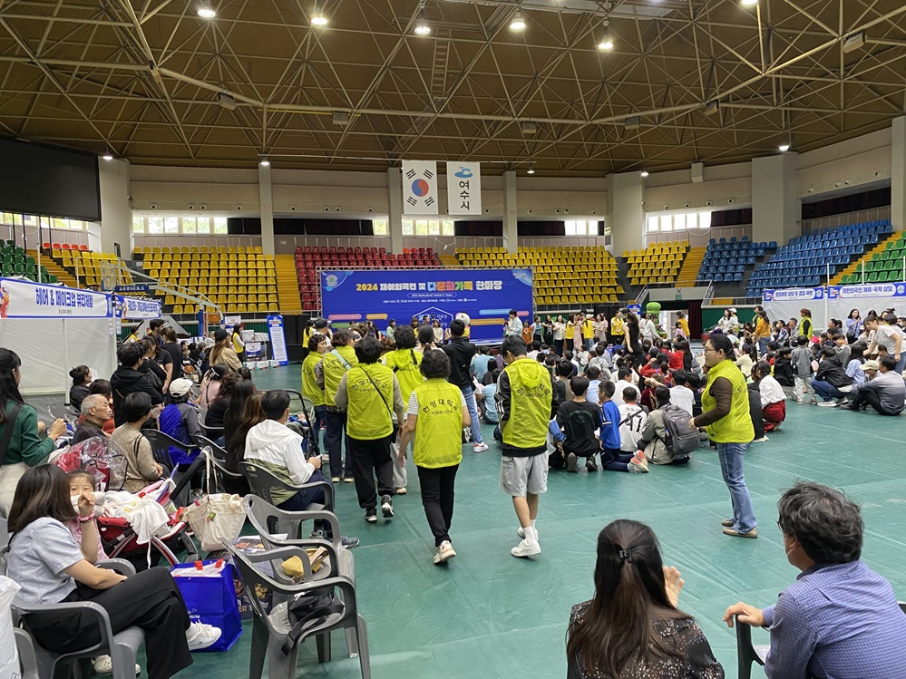 ▲ 자원봉사중인 '고마운 물' 회원들