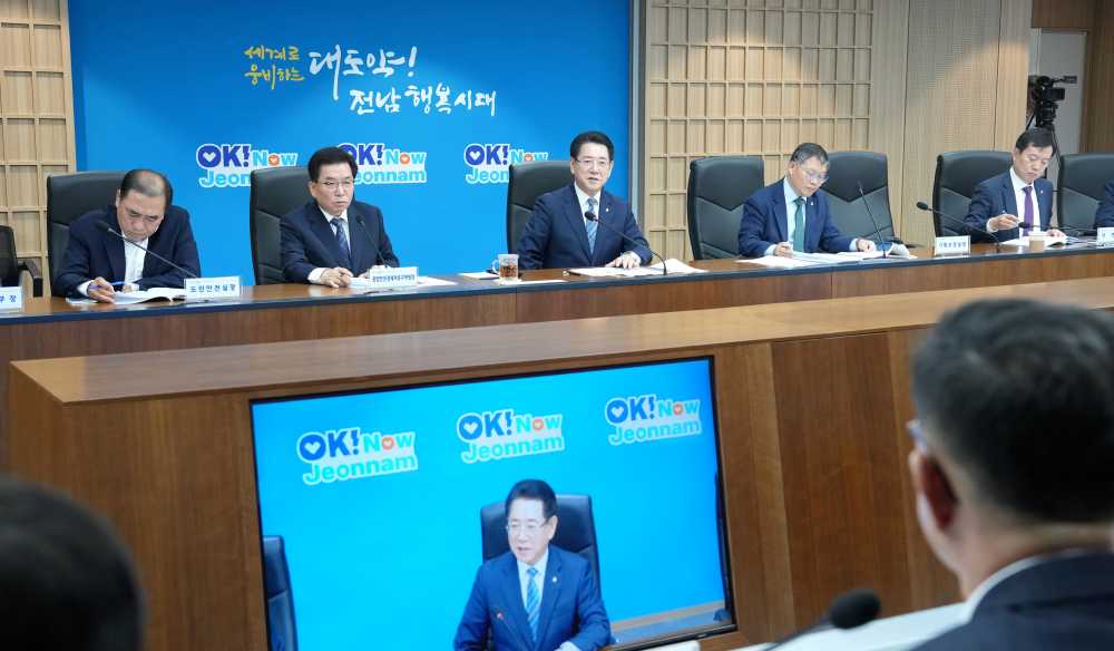 ▲14일 오전 전라남도 동부청사에서 김영록 전라남도지사가 실국장 정책회의를 주재하고 있다. ⓒ전라남도청