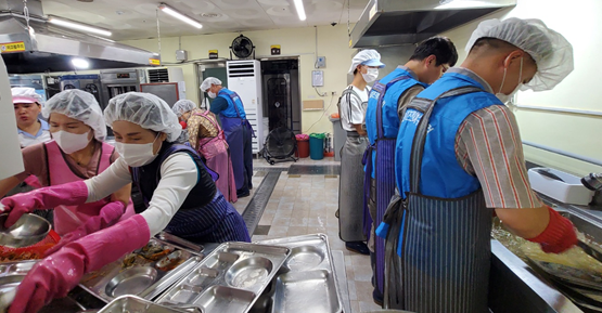 ▲ 국제와이즈멘 여수클럽(김기천 회장)이 여수시장애인종합복지관 식당에서 자원봉사활동을 하고 있다.