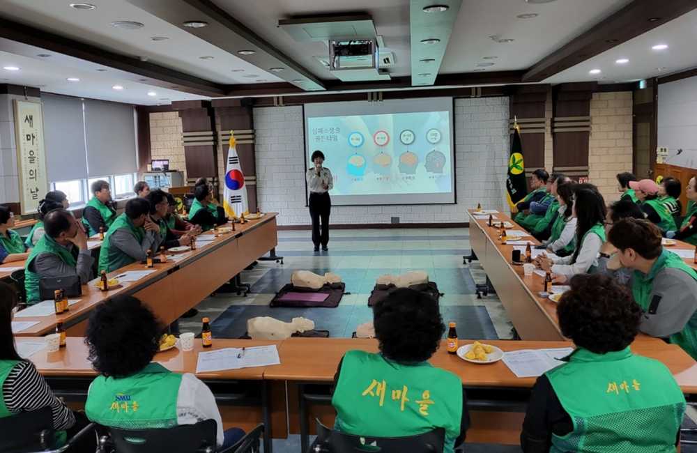 ▲ 여수소방서의 전문 강사 지도자에게 교육을 받고있다.ⓒ여수시새마을회