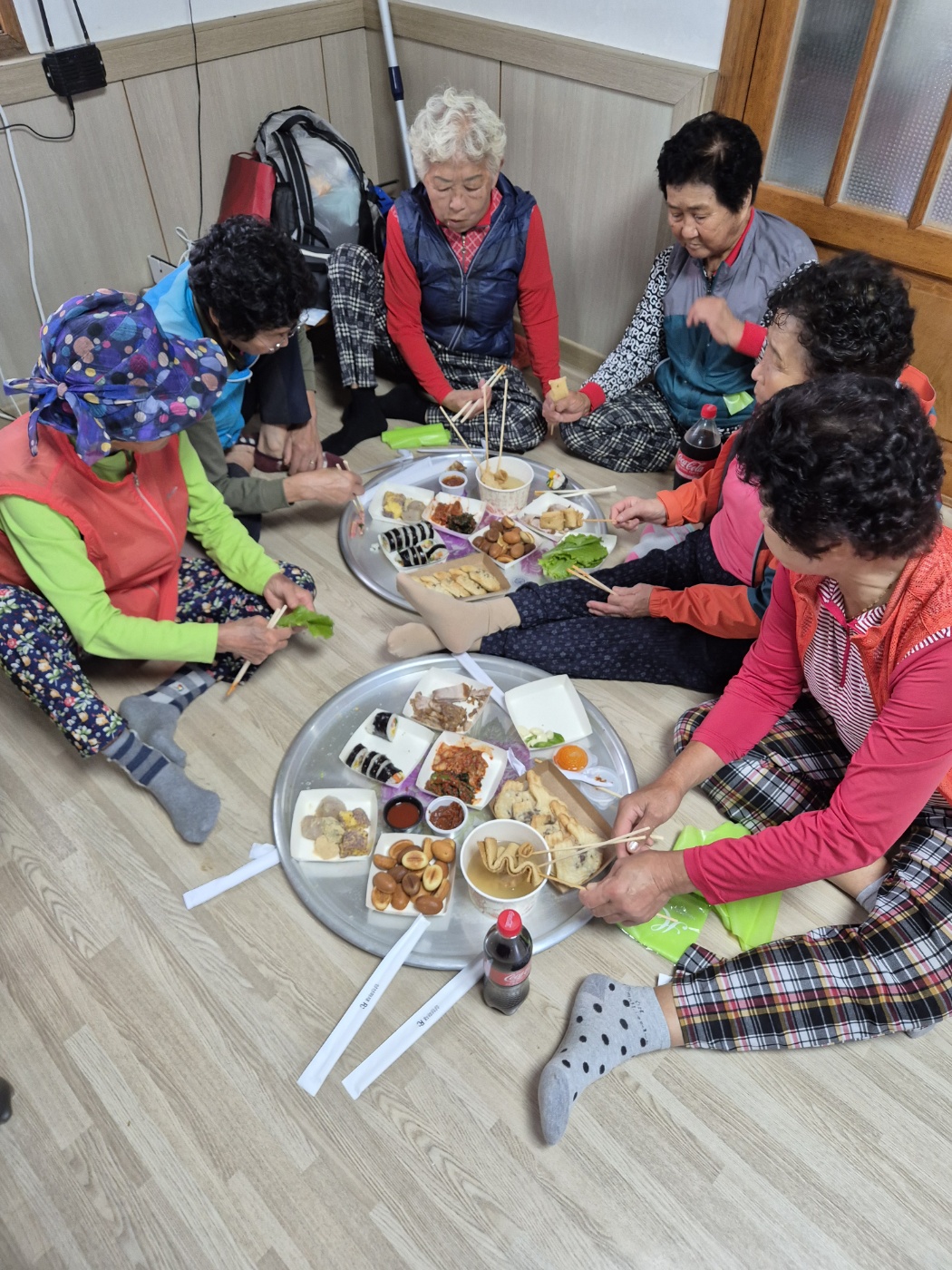 ▲이들 봉사단은 경로당을 방문하여  여수해양환경인명구조단 여수구조대가 마련한 점심 식사를  마을 어르신들에게 대접했다. ⓒ박근호