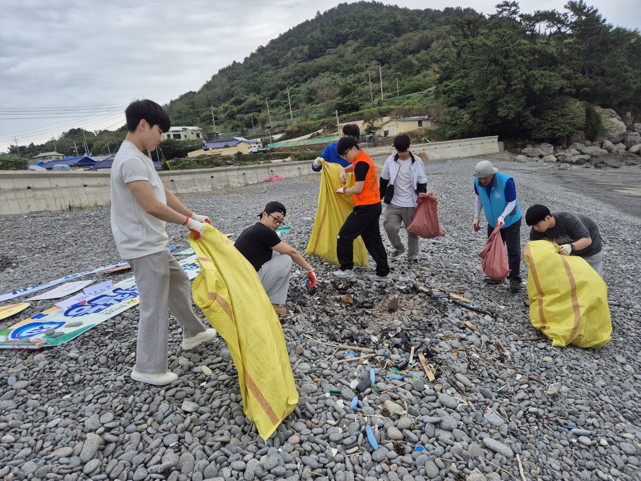 ▲ 여수해양환경인명구조단은 개도 모전마을 해안가에 떠밀려온 해양쓰레기를 수거했다. ⓒ박근호