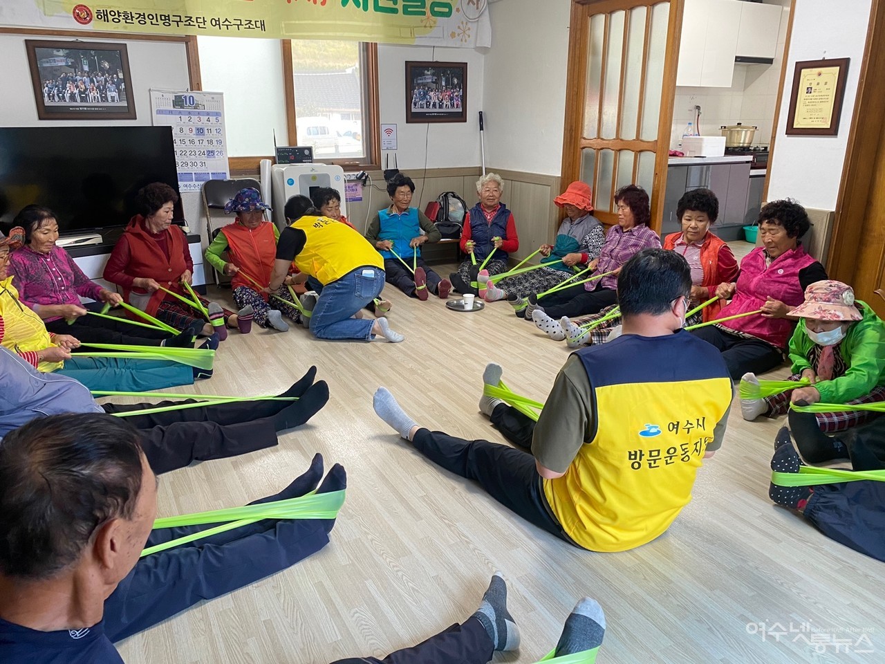 ▲ 어르신 건강을 위한 전문강사의 도움으로 건강체조를 하고 있는 모습 ⓒ최은서