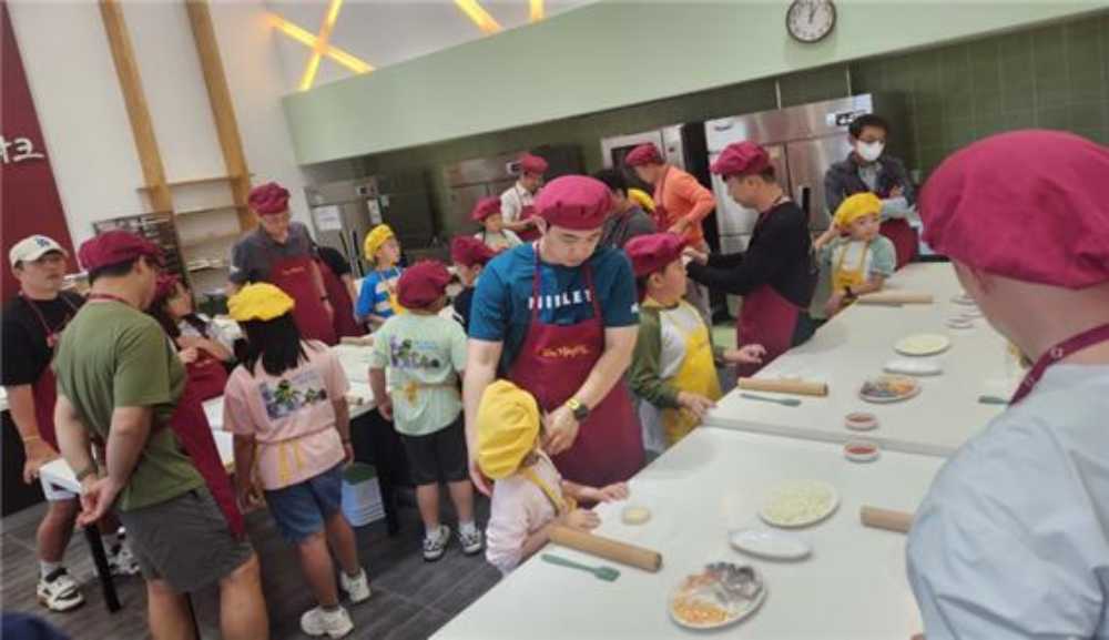 ▲아빠와 피자만들기 체험하는 모습 ⓒ여수상공회의소