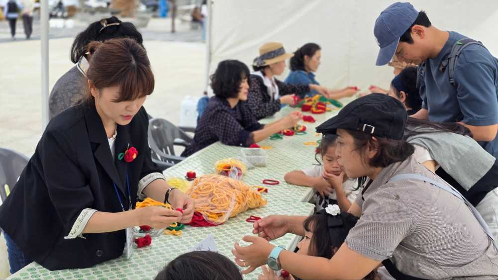 ▲ 동백꽃을 달아주는 모습ⓒ여수문화예술나눔공동체