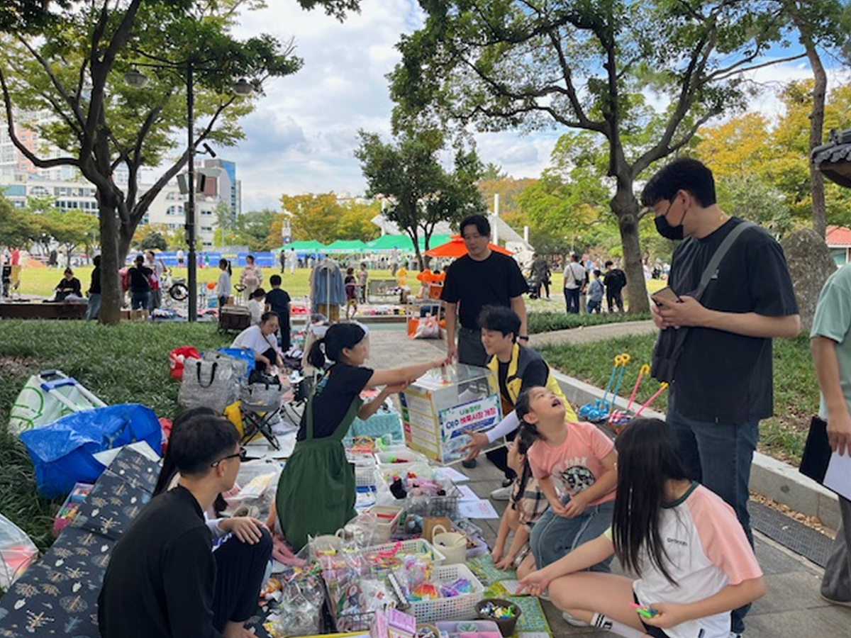 ▲ 여수벼룩시장 참여자가 중고 물품 판매 수익을 기부하고 있다. ⓒ여수시