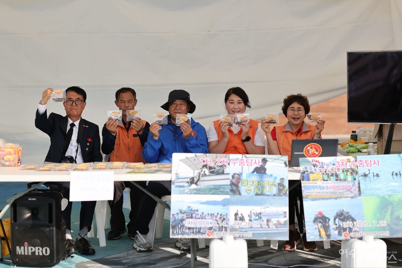 ▲ 여순사건 추념식에서 여수꽃사모 회원들이 꽃씨나눔 행사를 펼치며 이야포·두룩여 미군폭격사건 바로알기 알리기에 나섰다 ⓒ연준흠