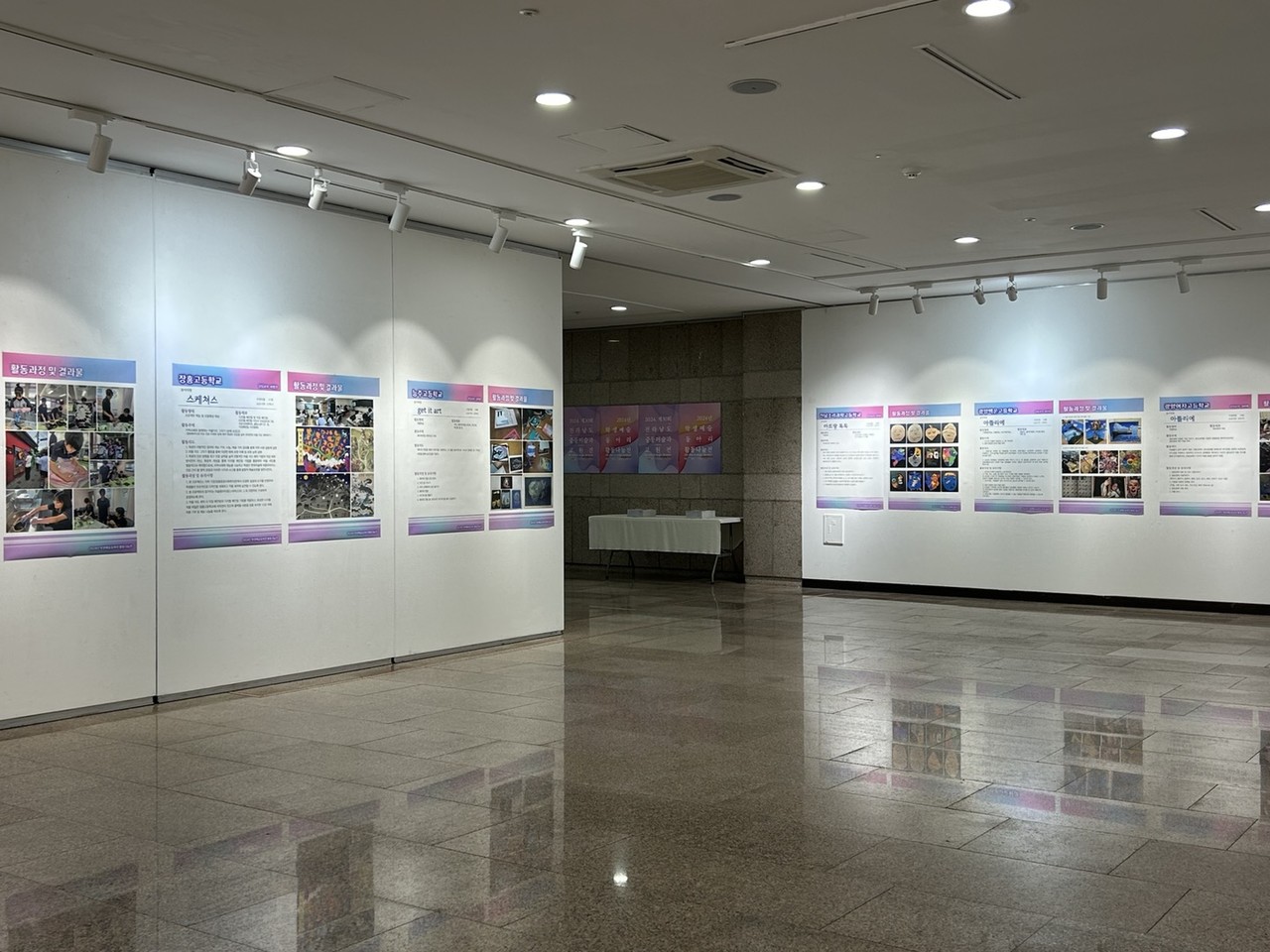 ▲ 목포문화예술회관에서 열리는‘제30회 전라남도중등미술과교원전 및 학생예술동아리 활동 나눔전’ 전시장 전경 ⓒ전라남도교육청