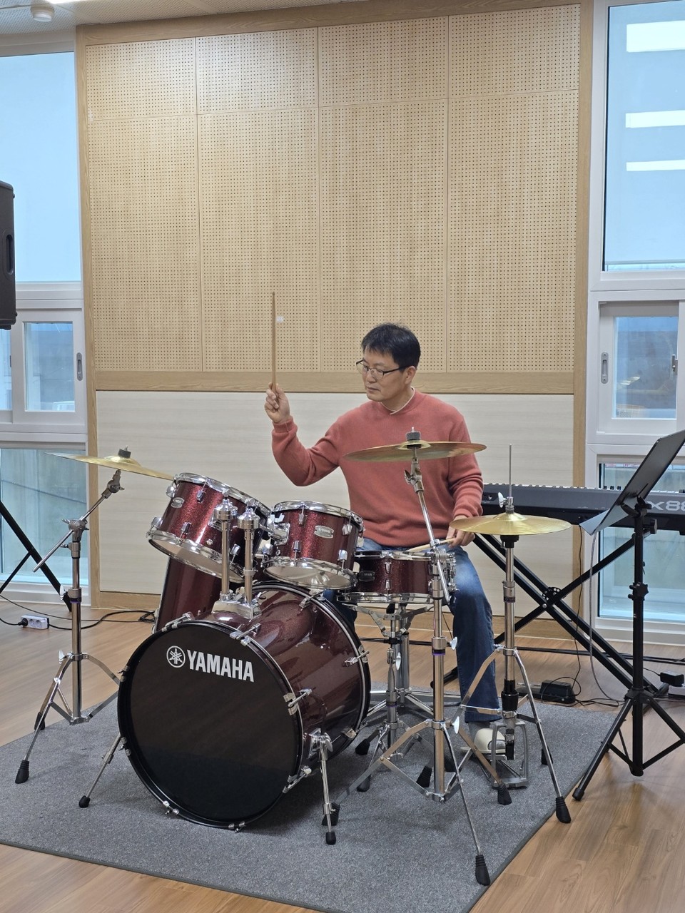 ▲ 과연 S씨는 어려운 드럼을 배울 수 있을까?