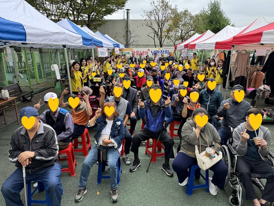 ▲제16회 가을날의 낭만잔치 단체사진 ⓒ쌍봉복지관