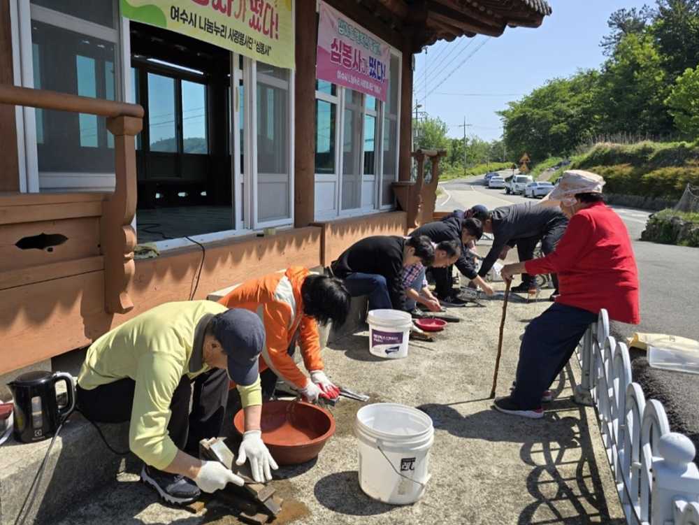 ▲ 사랑봉사단 ‘심(心)봉사 칼갈이 봉사단’이 오·벽지 마을을 찾아가 칼·낫·호미 등을 직접 갈아주며 큰 호응을 얻고 있다.ⓒ여수시