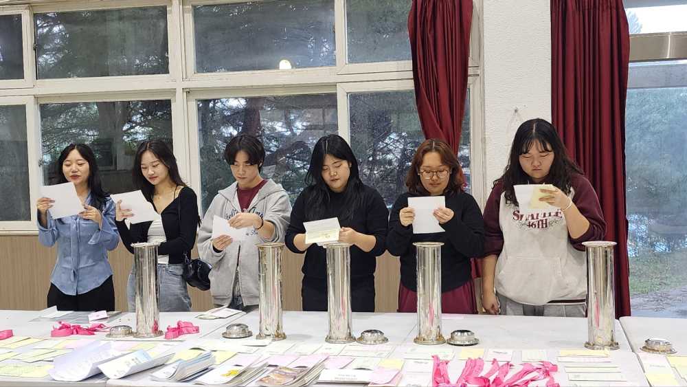 ▲ ‘2017 율곡통일리더스쿨’ 참여자들이 한반도 타임캡슐에서 꺼낸 평화통일 메시지를 읽어보고 있다. ⓒ전남교육청