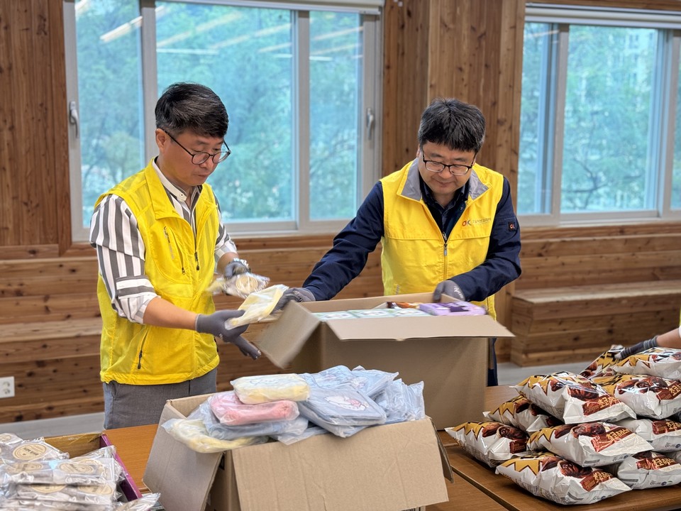 ▲청소년들에게 전달할 여성위생용품과 파우치, 스낵, 메세지를 포장하고 있는 모습 ⓒ쌍봉복지관