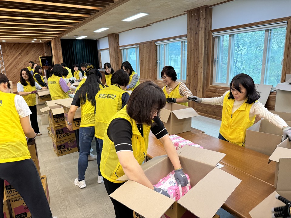 ▲오일허브코리아와 쌍봉복지관 직원들이 여성위생용품을 포장하고 있다. ⓒ쌍봉복지관