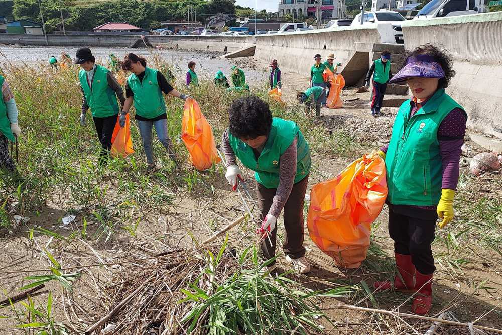 ▲율촌면 새마을협의회, 해안가 해양쓰레기 수거 모습 ⓒ여수시