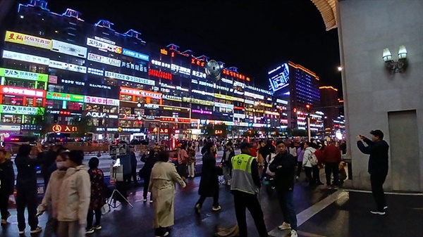 ▲ 연변대학교 주변 상가 야경 모습으로 연변의 대표적 명소 중 하나이다. ⓒ 오문수